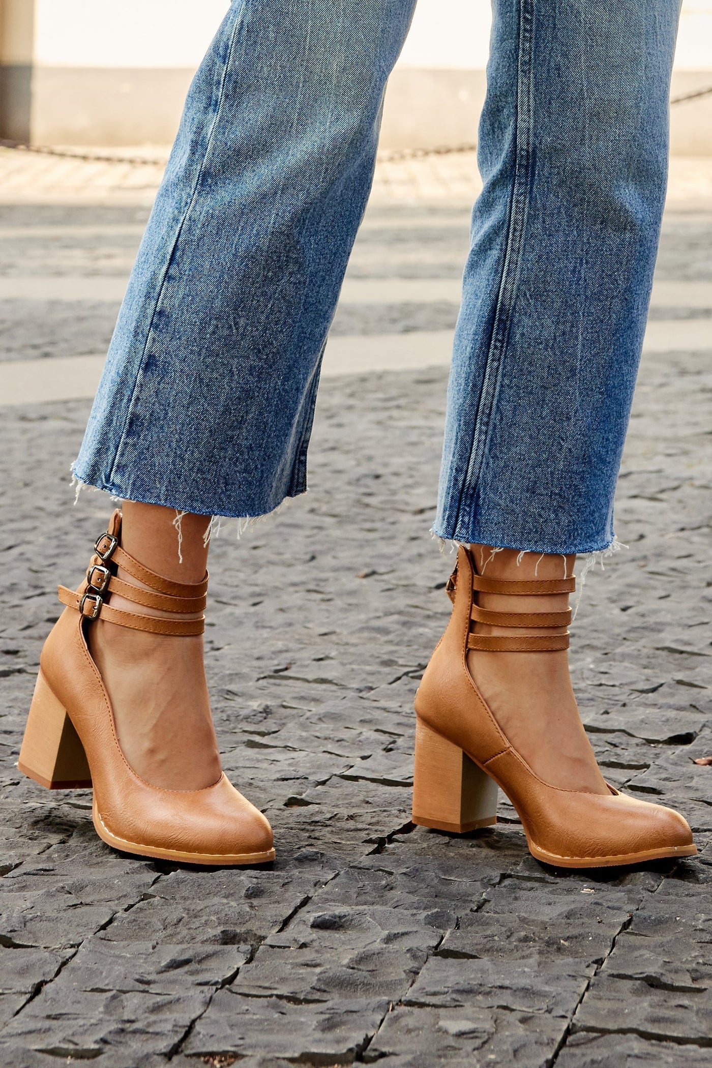 Casilda | Flat sandals with ankle strap and chunky heel