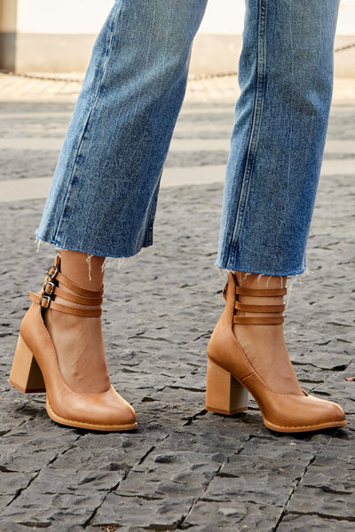 Casilda | Flat sandals with ankle strap and chunky heel